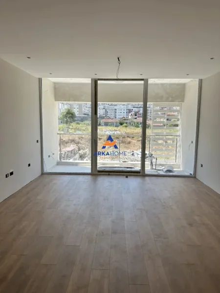 Tirane, jepet me qera zyre Kati 1, 117 m² 1.900 € (KOMUNA PARISIT)