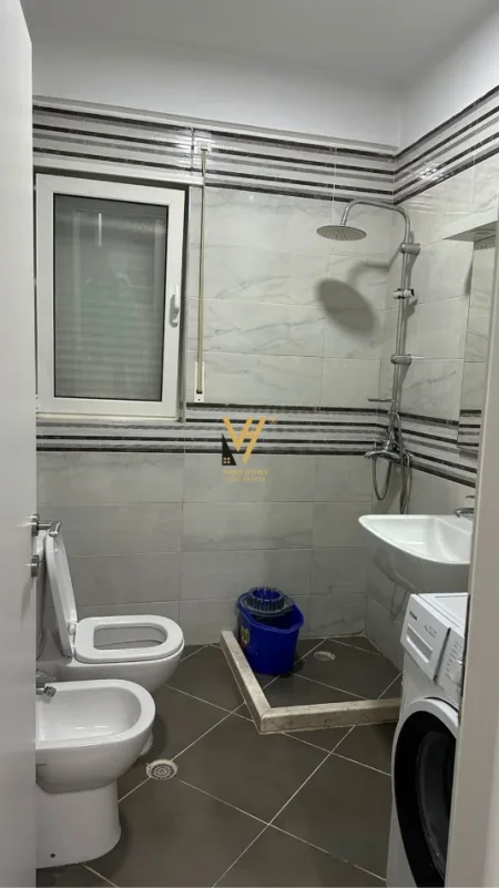 Tirane, jepet me qera apartament 2+1+Ballkon Kati 1, 99 m² 620 € (KOPSHTI BOTANIK)