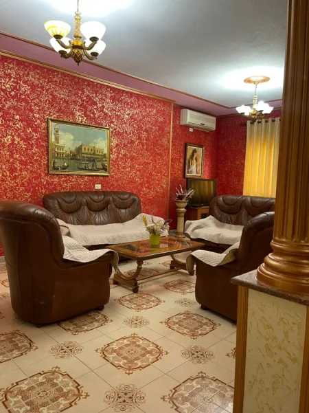 Tirane, jepet me qera apartament 2+1 Kati 3, 130 m² 700 € (KOMUNA E PARISIT)
