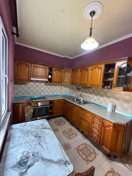 Tirane, jepet me qera apartament 2+1 Kati 3, 130 m² 700 € (KOMUNA E PARISIT)