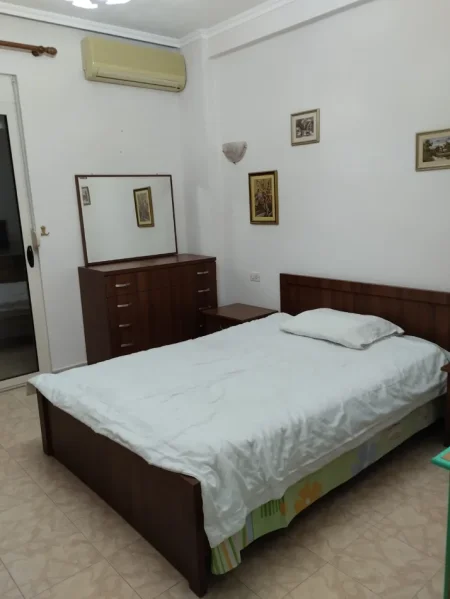 Tirane, jepet me qera apartament 2+1 Kati 3, 130 m² 700 € (KOMUNA E PARISIT)