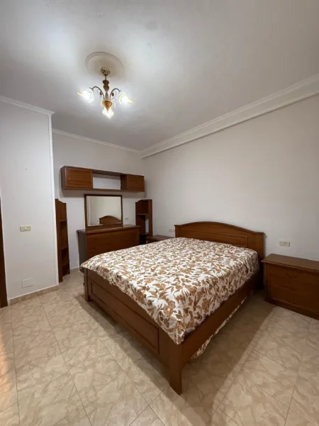 Tirane, jepet me qera apartament 2+1 Kati 3, 130 m² 700 € (KOMUNA E PARISIT)