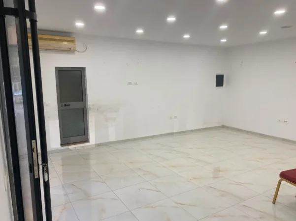 Tirane, shitet dyqan Kati 0, 50 m² 130.000 € (VASIL SHANTO)