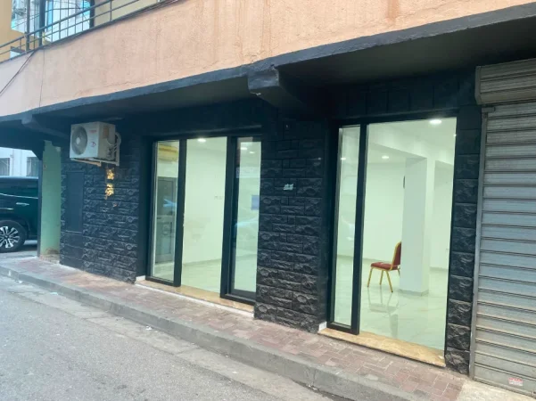 Tirane, shitet dyqan Kati 0, 50 m² 130.000 € (VASIL SHANTO)