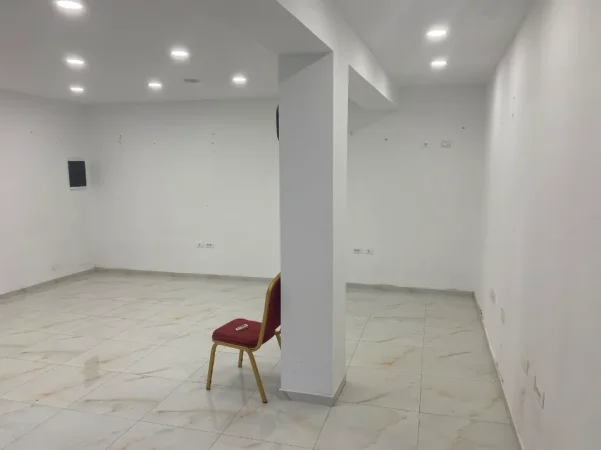 Tirane, shitet dyqan Kati 0, 50 m² 130.000 € (VASIL SHANTO)