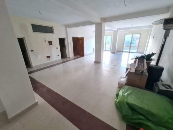 Durres, jepet me qera Kati 2, 230 m² 400 Euro