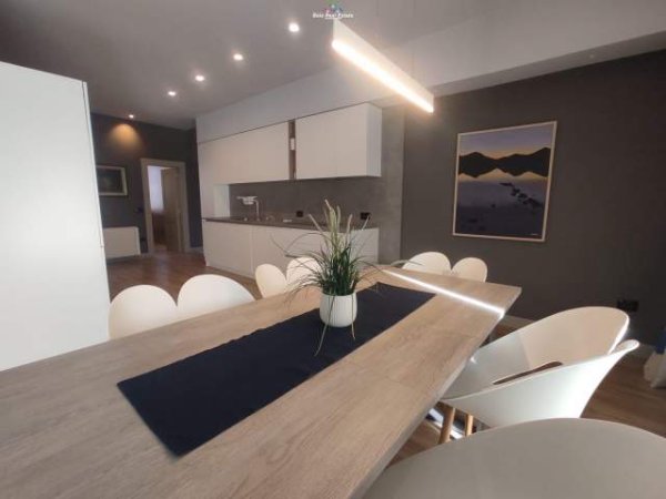 Tirane, jepet me qera apartament 3+1+BLK Kati 2, 180 m² 1.200 Euro (komuna e parisit)