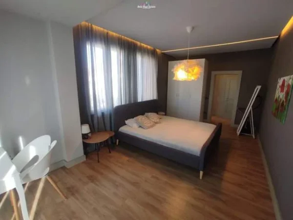 Tirane, jepet me qera apartament 3+1+BLK Kati 2, 180 m² 1.200 Euro (komuna e parisit)