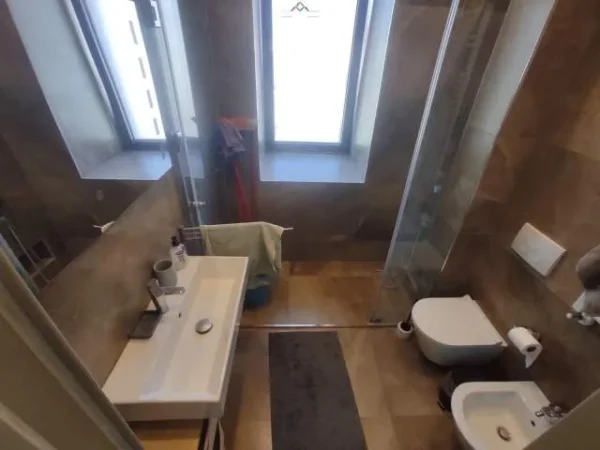 Tirane, jepet me qera apartament 3+1+BLK Kati 2, 180 m² 1.200 Euro (komuna e parisit)