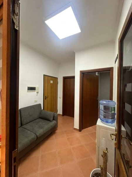 Tirane, jepet me qera zyre Kati 6, 70 m² 600 Euro (ish Stacioni i Trenit)