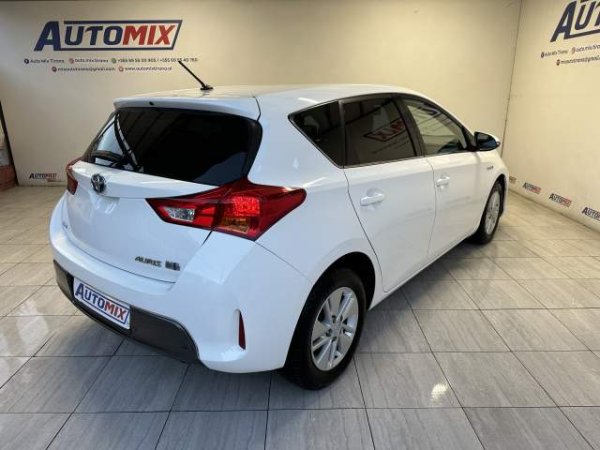 Tirane, shes makine Toyota auris Viti 2015, 12.400 Euro