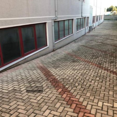 Jepet me qera ambjent biznesi 1.300 m² 1.600 Euro (Autostrada Durres - Tirane Km. 4)