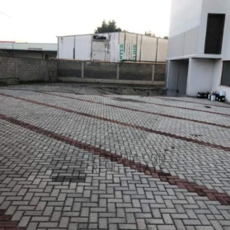 Jepet me qera ambjent biznesi 1.300 m² 1.600 Euro (Autostrada Durres - Tirane Km. 4)