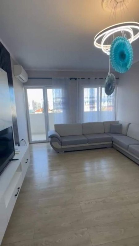 Tirane, jepet me qera apartament 2+1+2 dhe post parkimi 122 m² 700 Euro (Ish Parku i Autobuseve)