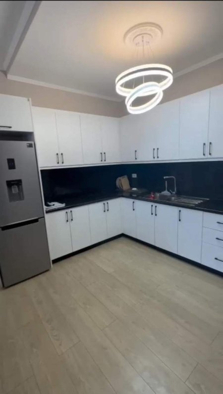 Tirane, jepet me qera apartament 2+1+2 dhe post parkimi 122 m² 700 Euro (Ish Parku i Autobuseve)