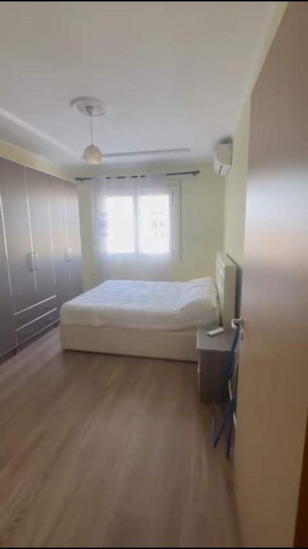 Tirane, jepet me qera apartament 2+1+2 dhe post parkimi 122 m² 700 Euro (Ish Parku i Autobuseve)