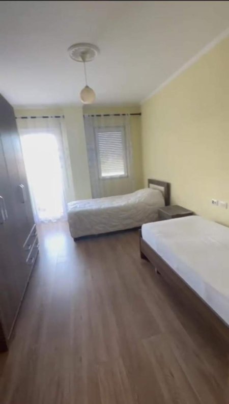 Tirane, jepet me qera apartament 2+1+2 dhe post parkimi 122 m² 700 Euro (Ish Parku i Autobuseve)