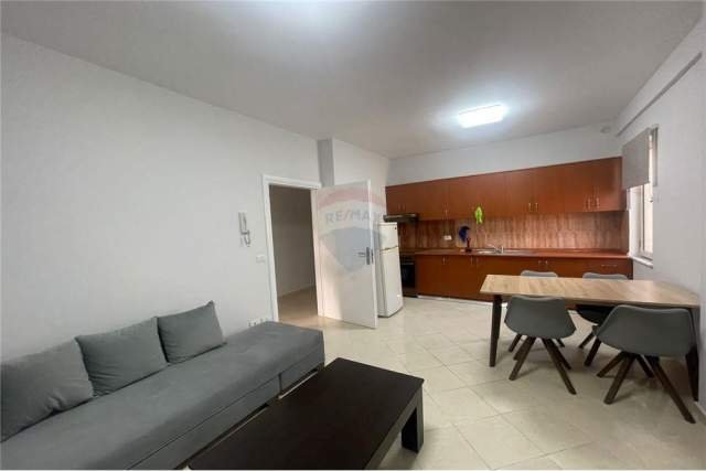 Tirane, jepet me qera apartament 1+1 Kati 2, 70 m² 550 Euro (Komuna e Parisit)