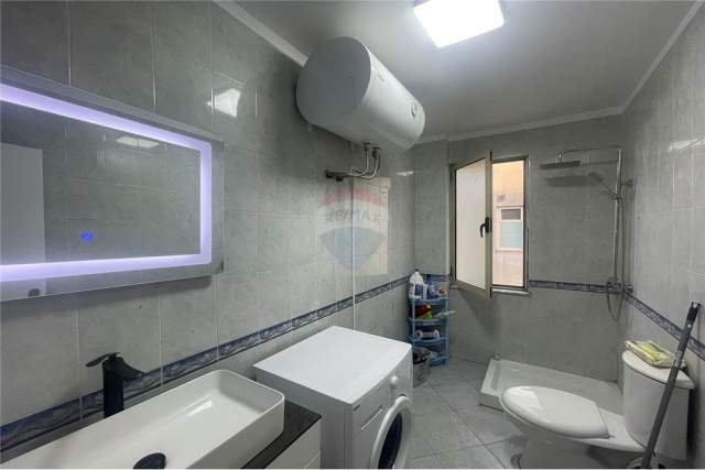 Tirane, jepet me qera apartament 1+1 Kati 2, 70 m² 550 Euro (Komuna e Parisit)