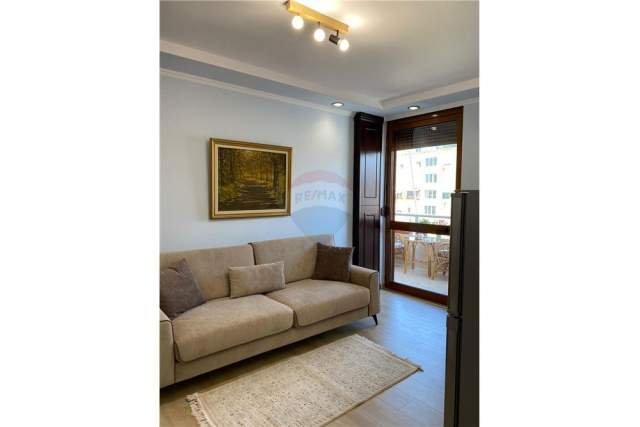 Tirane, jepet me qera apartament 1+1 600 Euro (Libri Universitar)