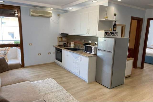 Tirane, jepet me qera apartament 1+1 600 Euro (Libri Universitar)