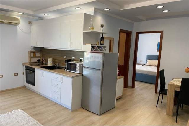 Tirane, jepet me qera apartament 1+1 600 Euro (Libri Universitar)