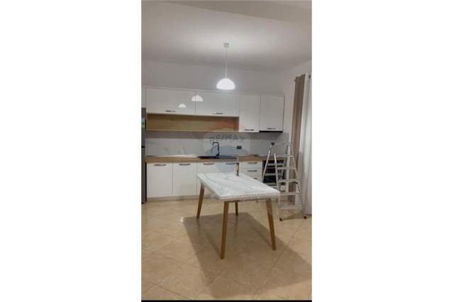 Tirane, jepet me qera apartament 1+1 Kati 4, 100 m² 400 Euro