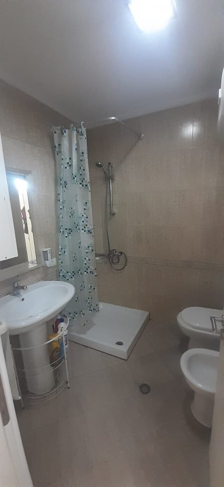 Tirane, jepet me qera apartament 2+1 Kati 10, 72 m² 600 Euro (Petro Nini)