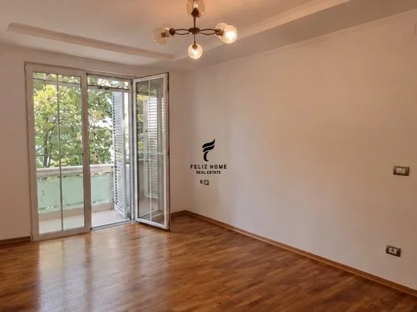 Tirane, jepet me qera zyre Kati 3, 82 m² 900 € (SHESHI WILLSON)