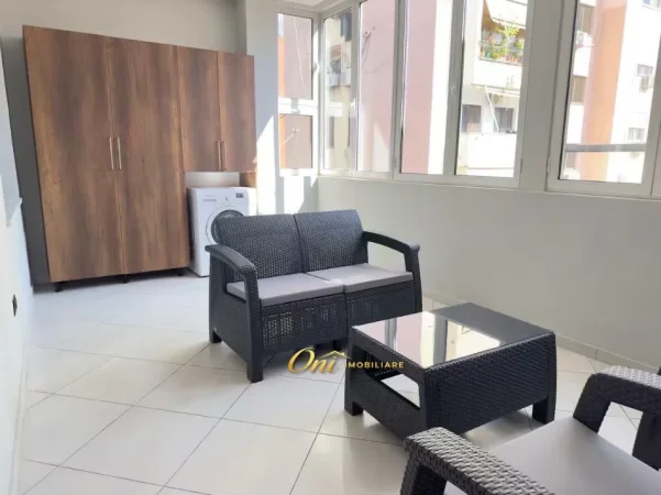 Tirane, jepet me qera apartament 2+1 Kati 3, 95 m² 850 € (BLLOK PALLATET AGIMI)
