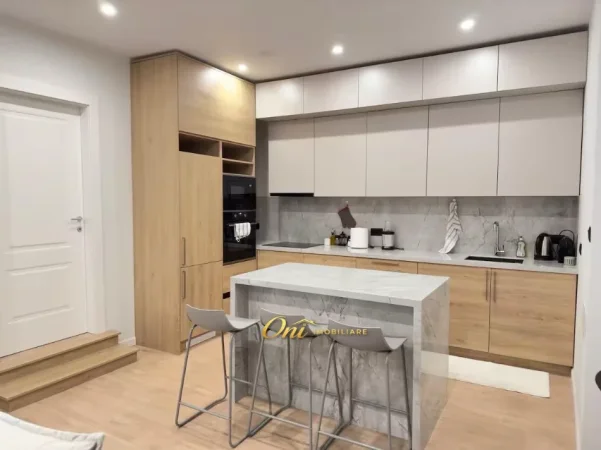 Tirane, jepet me qera apartament 2+1 Kati 3, 95 m² 850 € (BLLOK PALLATET AGIMI)