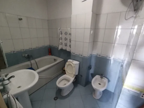 Tirane, jepet me qera Apartament 2+1+Ballkon Kati 9, 110 m², Çmimi 65.000 Lekë të Reja, (Rruga Fortuzi, Pas Ministrisë Drejtësisë, Tiranë.)