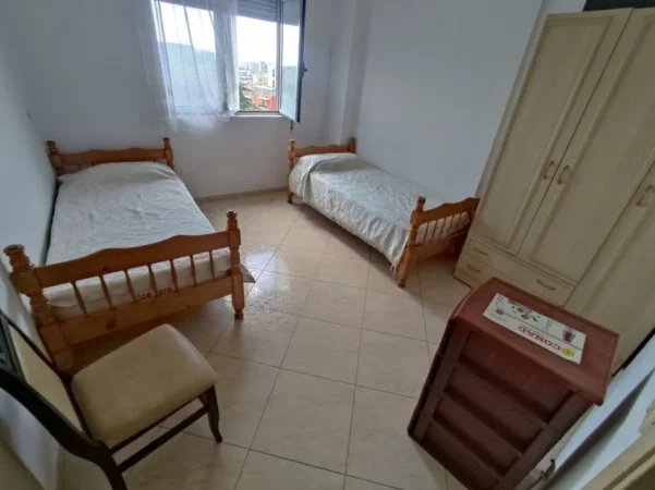 Tirane, jepet me qera Apartament 2+1+Ballkon Kati 9, 110 m², Çmimi 65.000 Lekë të Reja, (Rruga Fortuzi, Pas Ministrisë Drejtësisë, Tiranë.)