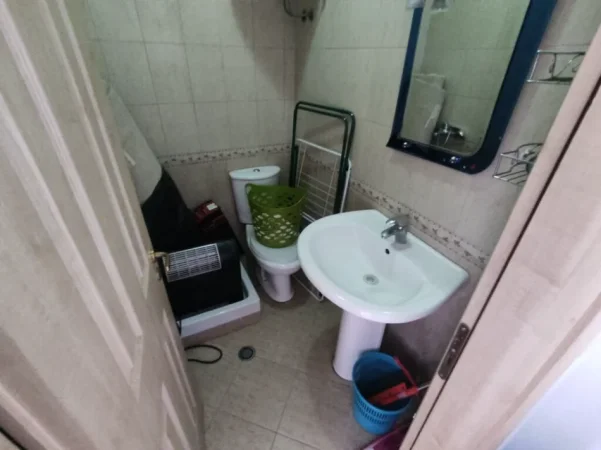 Tirane, jepet me qera Apartament 2+1+Ballkon Kati 9, 110 m², Çmimi 65.000 Lekë të Reja, (Rruga Fortuzi, Pas Ministrisë Drejtësisë, Tiranë.)