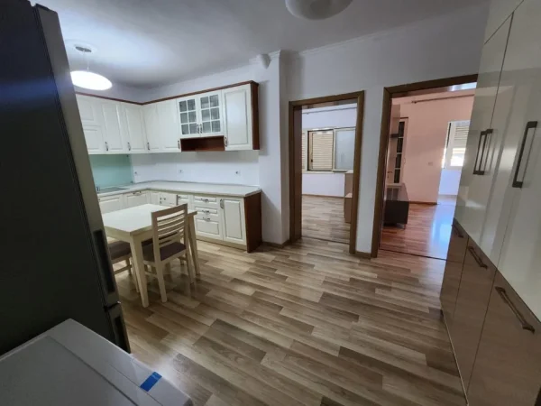 Elbasan, jepet me qera apartament 1+1 Kati 5, 70 m² 700 € (Liceu Artistik – Rruga e Elbasanit)