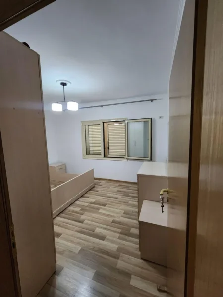 Elbasan, jepet me qera apartament 1+1 Kati 5, 70 m² 700 € (Liceu Artistik – Rruga e Elbasanit)