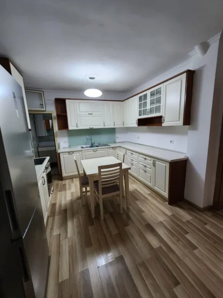 Elbasan, jepet me qera apartament 1+1 Kati 5, 70 m² 700 € (Liceu Artistik – Rruga e Elbasanit)