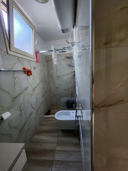 Elbasan, jepet me qera apartament 1+1 Kati 5, 70 m² 700 € (Liceu Artistik – Rruga e Elbasanit)
