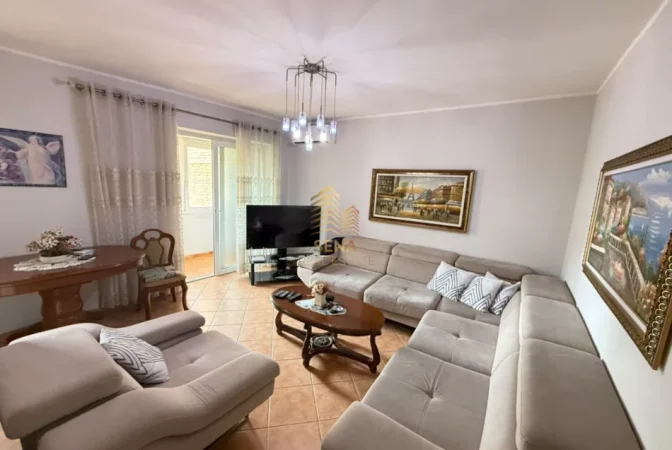 Tirane, jepet me qera apartament 3+1 Kati 3, 102 m² 600 € (Xhamllik, prane Bar Oslo)