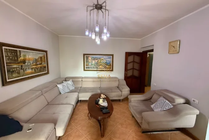 Tirane, jepet me qera apartament 3+1 Kati 3, 102 m² 600 € (Xhamllik, prane Bar Oslo)