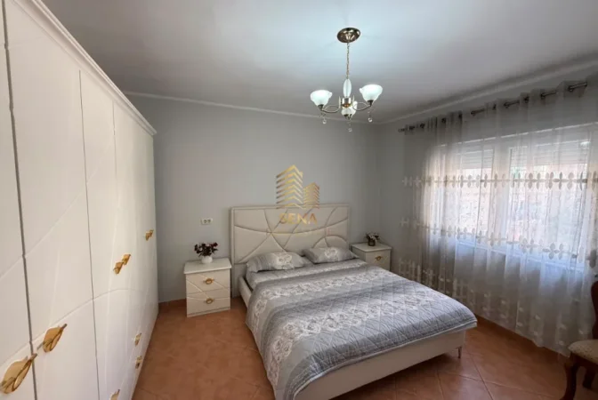 Tirane, jepet me qera apartament 3+1 Kati 3, 102 m² 600 € (Xhamllik, prane Bar Oslo)