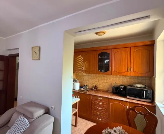 Tirane, jepet me qera apartament 3+1 Kati 3, 102 m² 600 € (Xhamllik, prane Bar Oslo)