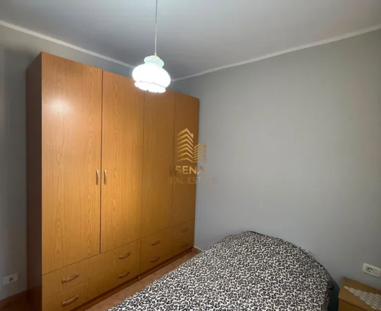 Tirane, jepet me qera apartament 3+1 Kati 3, 102 m² 600 € (Xhamllik, prane Bar Oslo)