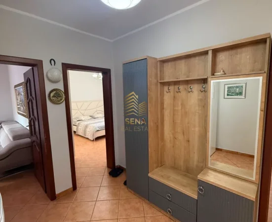 Tirane, jepet me qera apartament 3+1 Kati 3, 102 m² 600 € (Xhamllik, prane Bar Oslo)