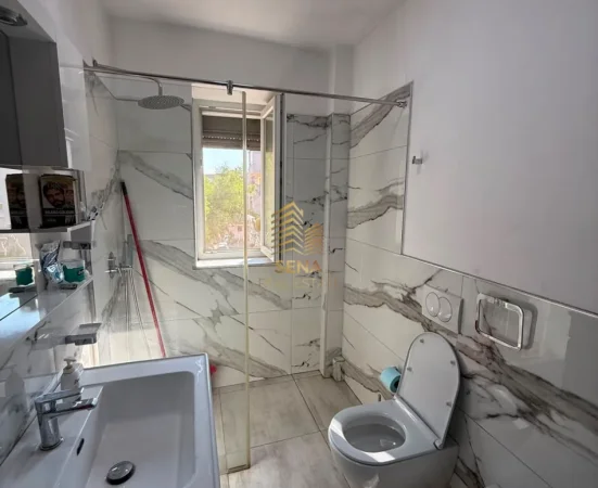 Tirane, jepet me qera apartament 3+1 Kati 3, 102 m² 600 € (Xhamllik, prane Bar Oslo)
