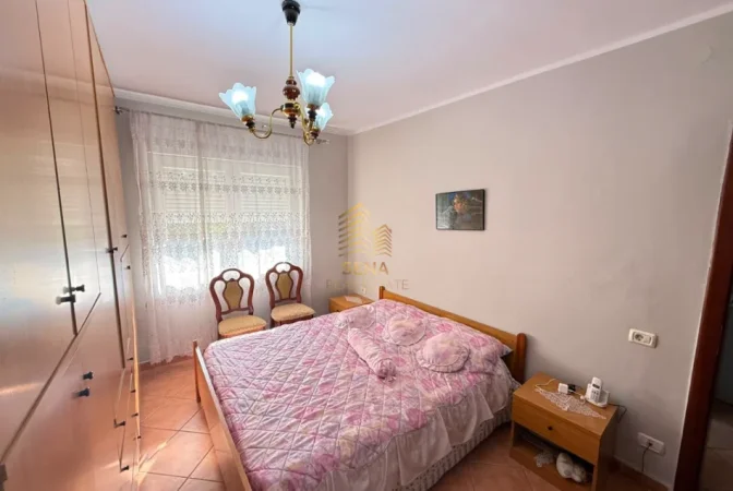 Tirane, jepet me qera apartament 3+1 Kati 3, 102 m² 600 € (Xhamllik, prane Bar Oslo)