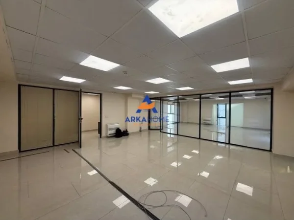 Tirane, jepet me qera ambjent biznesi Kati 3, 190 m² 2.800 € (FAKULTETI EKONOMISE)