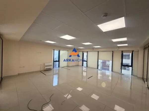 Tirane, jepet me qera ambjent biznesi Kati 3, 190 m² 2.800 € (FAKULTETI EKONOMISE)
