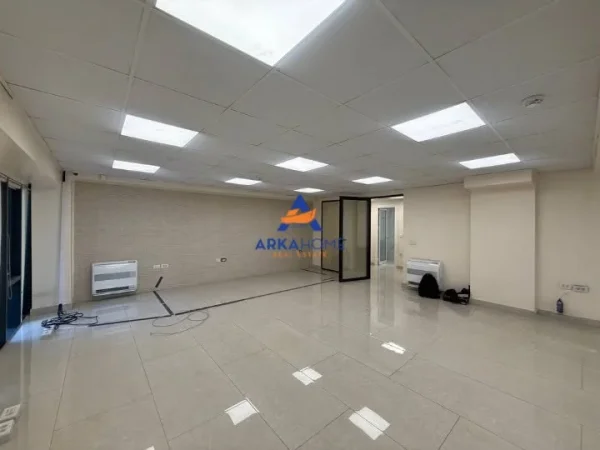 Tirane, jepet me qera ambjent biznesi Kati 3, 190 m² 2.800 € (FAKULTETI EKONOMISE)