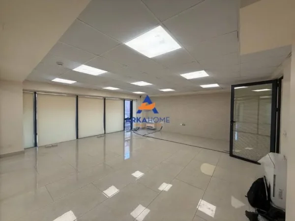 Tirane, jepet me qera ambjent biznesi Kati 3, 190 m² 2.800 € (FAKULTETI EKONOMISE)